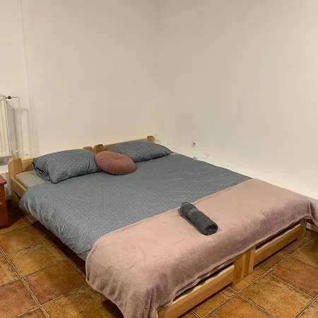 Privatunterkunft And Affordable In Basement
