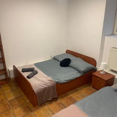 Quarto em Acomodações Particulares And Affordable In Basement