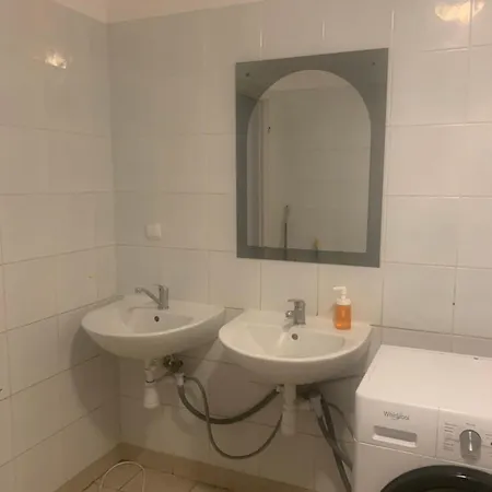 Quarto em Acomodações Particulares And Affordable In Basement *