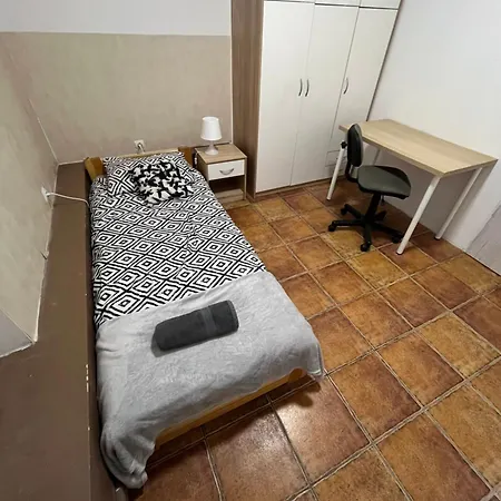 Accommodatie bij particulieren And Affordable In Basement Krakau