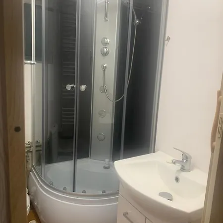 And Affordable In Basement Проживание в семье Краков