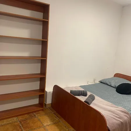 And Affordable In Basement Homestay szállás Krakkó
