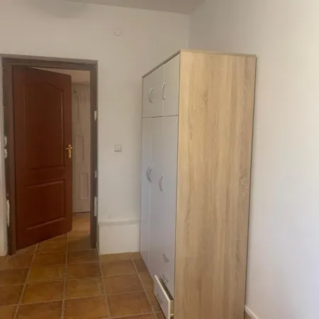 And Affordable In Basement Homestay szállás Krakkó